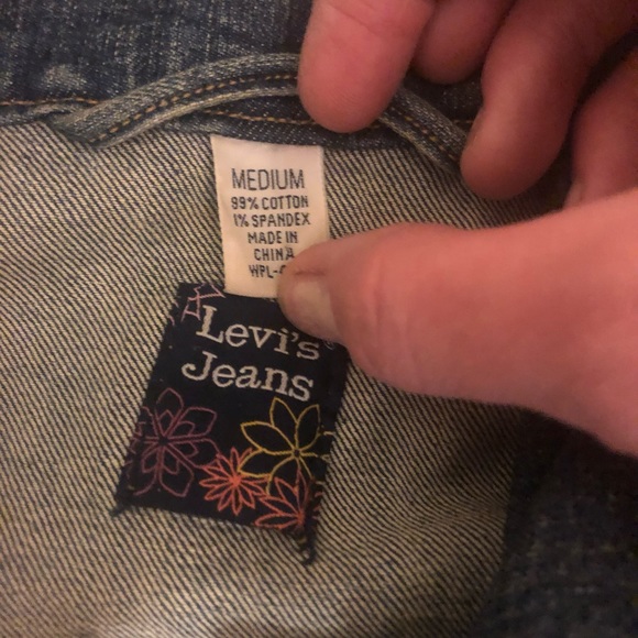 Levi’s crop denim jacket. Size medium. Excellent condition - Picture 6 of 6